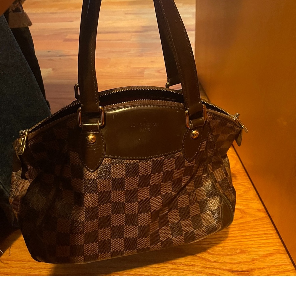 Authentic LOUIS VUITTON shoulder bag .